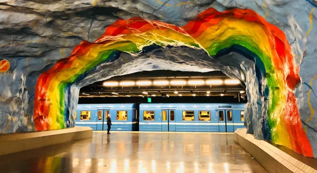 regnbåge i tak tunnelbanan.