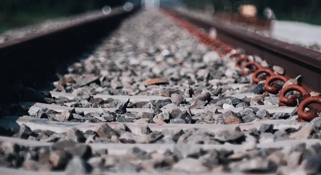 järnvägspår.