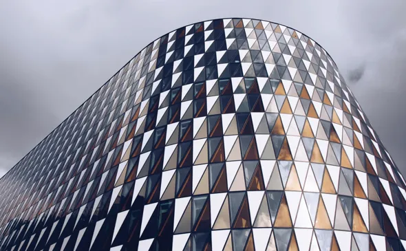 Fastighetsfasad med modernt utseende.