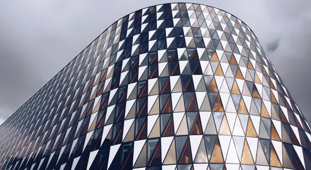 Fastighetsfasad med modernt utseende.