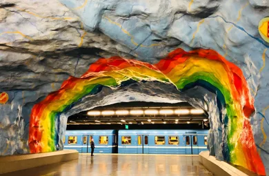 regnbåge i tak tunnelbanan.