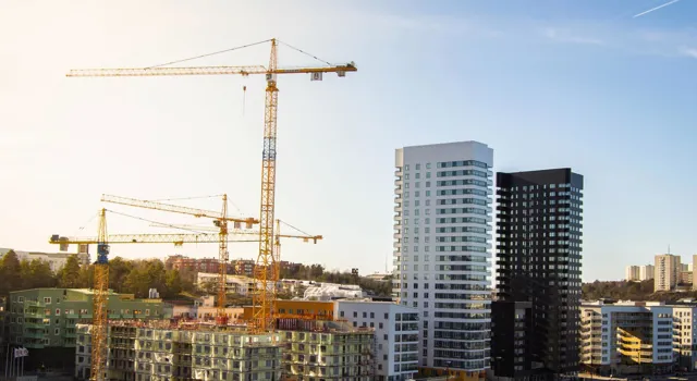 byggkranar i Marievik och Liljeholmen.