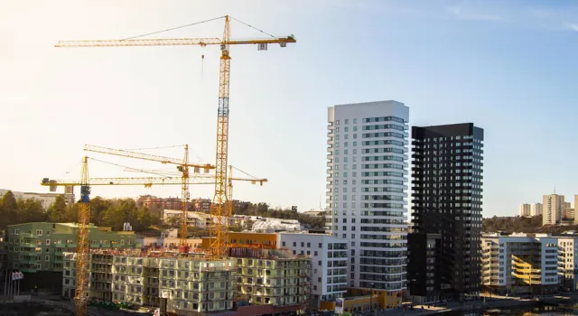 byggkranar i Marievik och Liljeholmen.