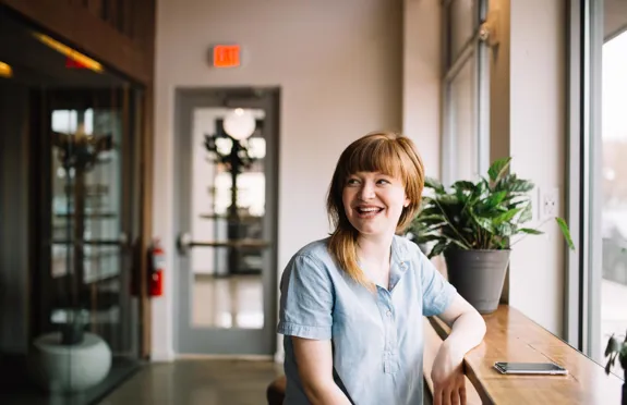 glad kvinna vid bardisk.