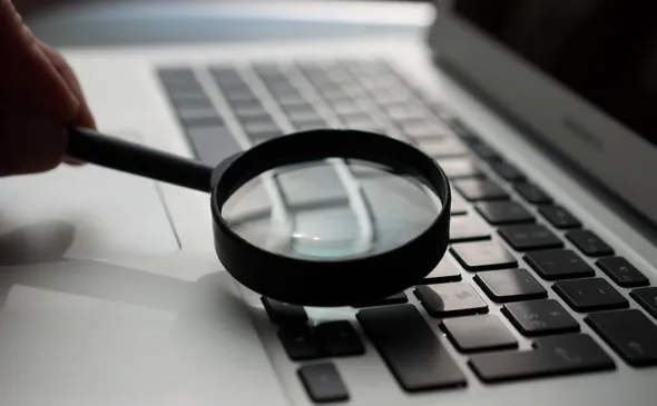 Förstoringsglas över tagentbord.