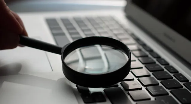 Förstoringsglas över tagentbord.