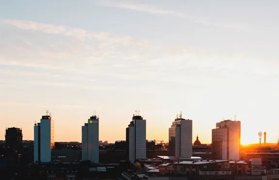 Hötorgsskraporna i sommarkvällsljus.