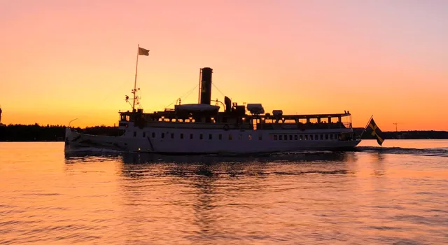 Skärgårdsbåt i sommarkvällning.