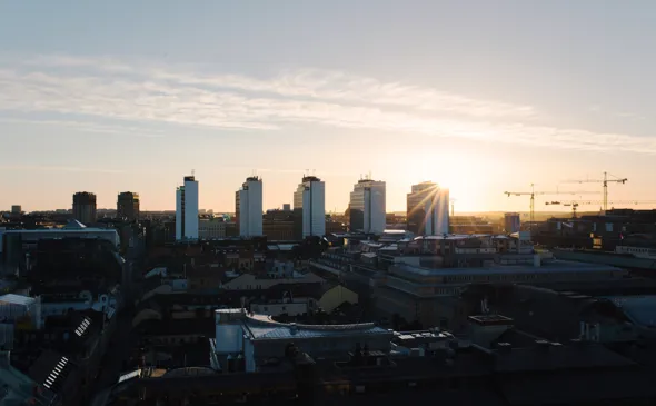 Hötorgsskraporna i sommarkvällsljus.