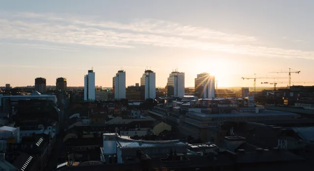 Hötorgsskraporna i sommarkvällsljus.