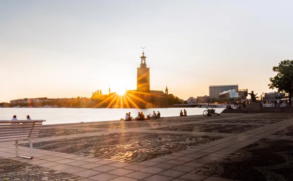 Stadshuset i motljus.