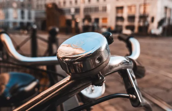 ringklocka på cykel.