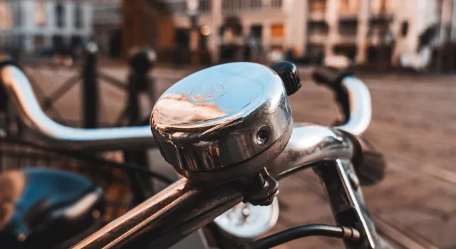 ringklocka på cykel.